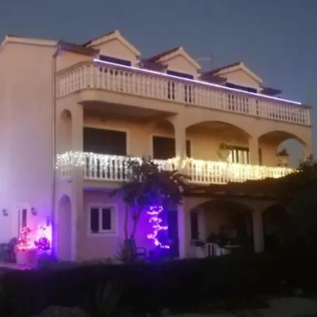 Lora Apartmán *